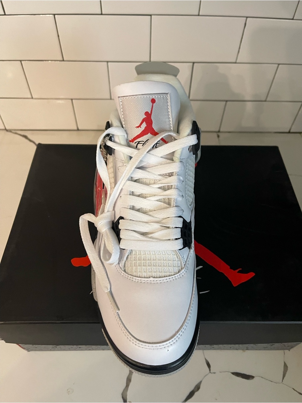 Men’s Retro 4 White Cement Size 9.5. - Picture 3 of 8